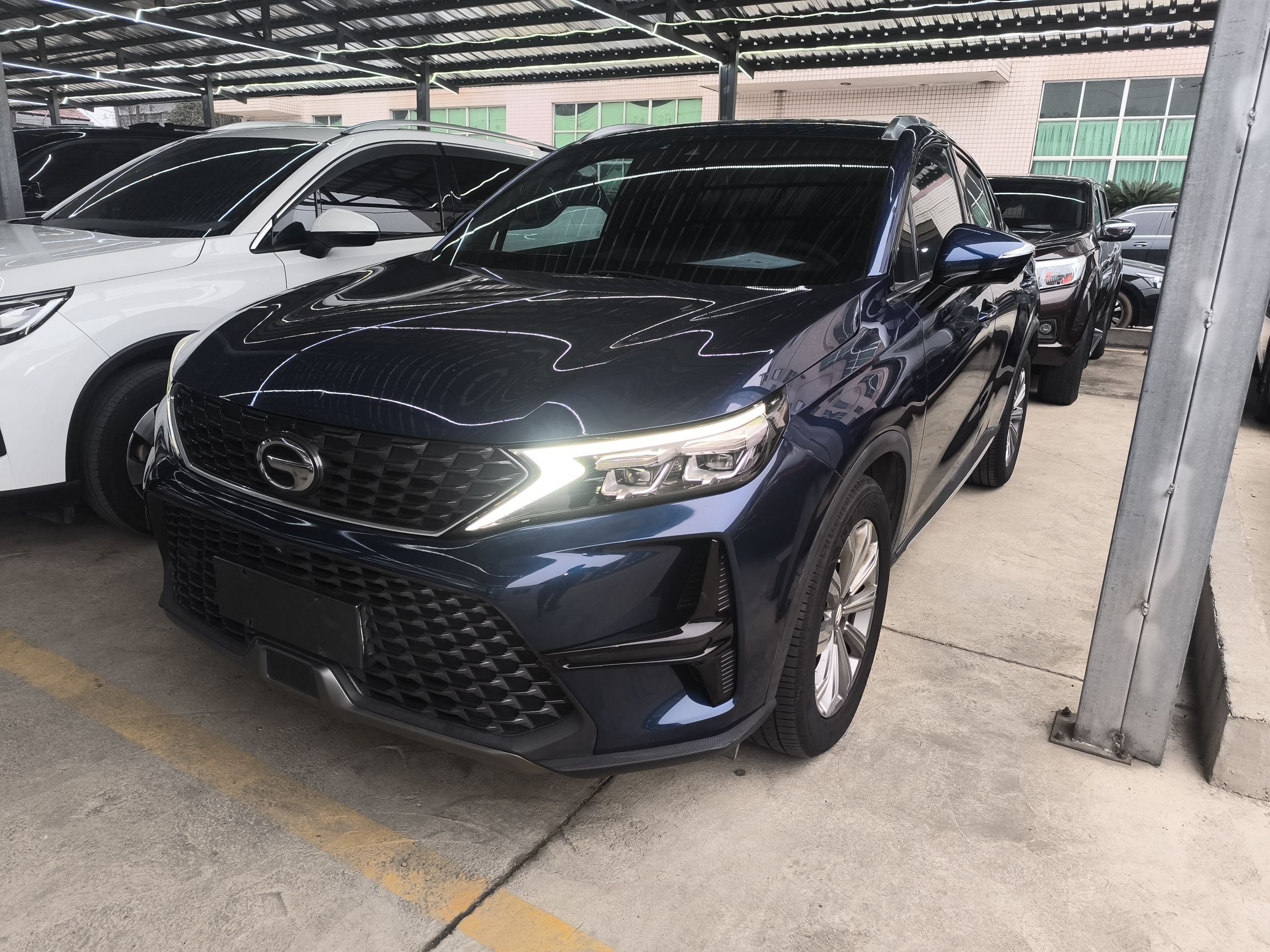 تحت مقدمة السيارة