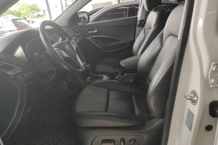 Used Hyundai Santa Fe 2015 2.0T Automatic Two-Wheel Drive Smart Version 5 Seats Left Front Seat