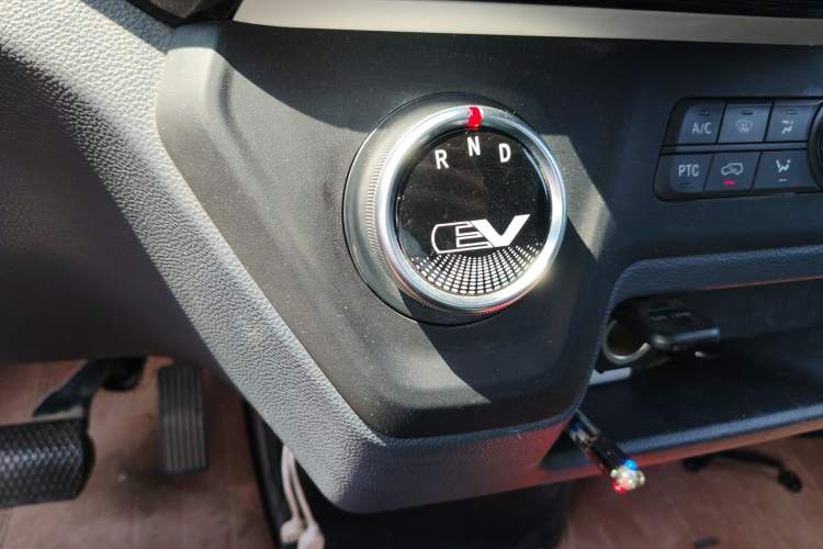 Used SAIC MAXUS EV30 2022 Pure-Electric Smart Logistics Expert with Long Wheelbase Guoxuan
