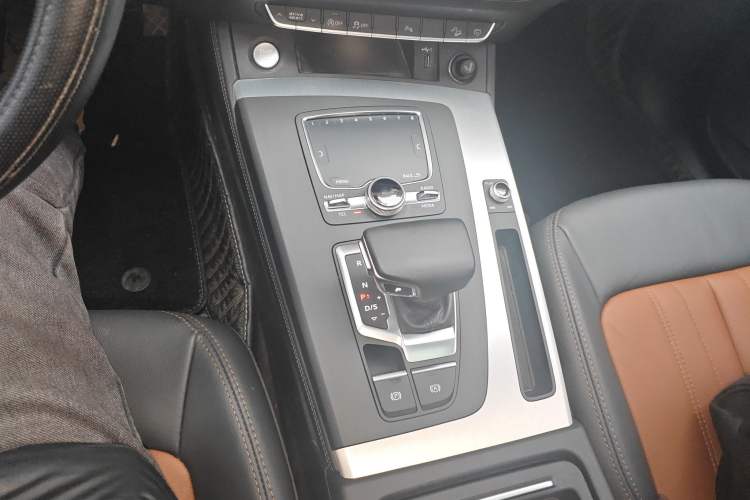 Used Audi Q5L 2020 Updated 40 TFSI Prestige Fashion Edition Gear Lever