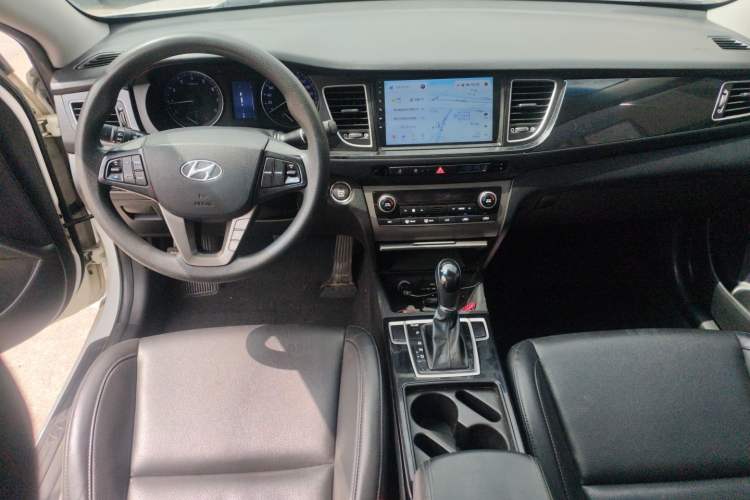 Used Hyundai Mistra 2014 1.8L Automatic Smart GLS Center Console