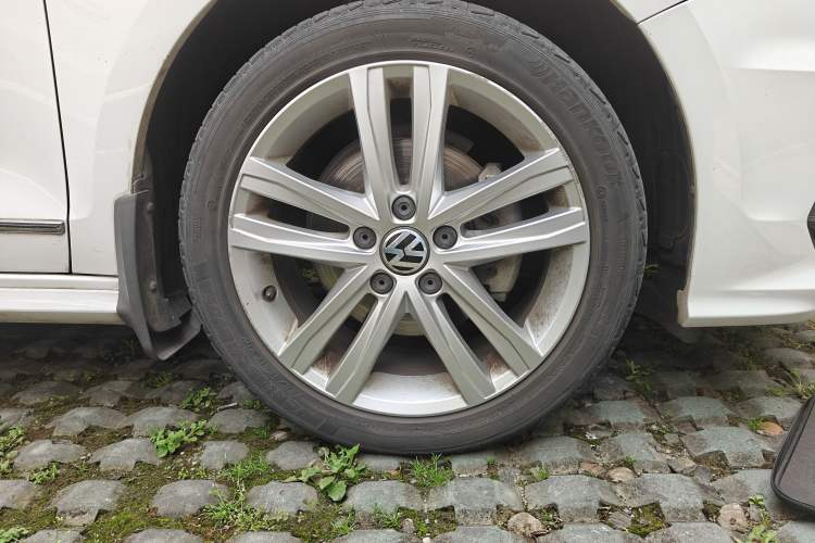 Used Volkswagen Sagitar 2018 280TSI DSG Ignite Edition Right Front Wheel Hub
