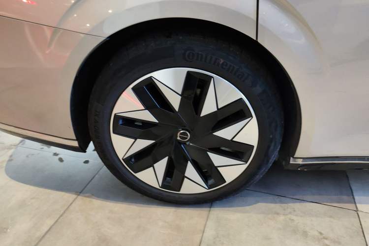 Used Volvo EM90 2025 Ultra Six-Seater
