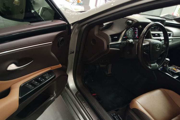 Used Lexus ES 2020 300h Premier Edition
