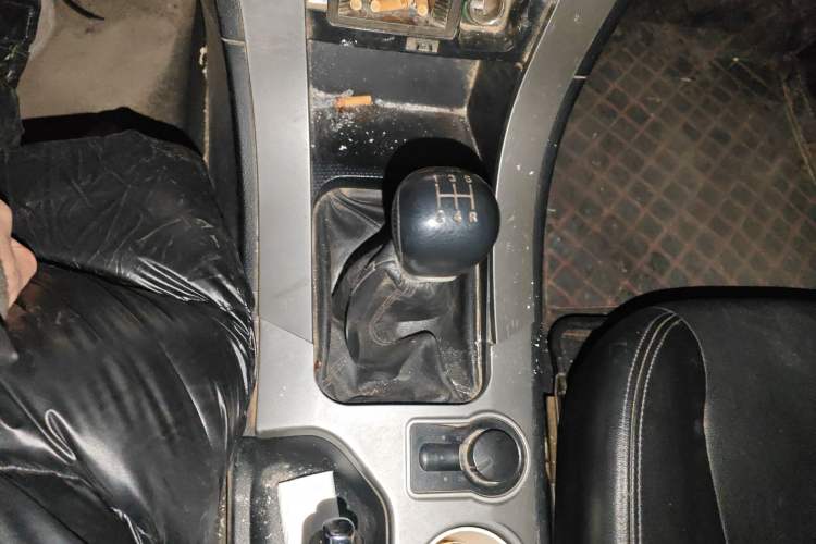 Used GAC Gonow Aoosed GX5 2012 2.4L Manual Gasoline 4x4 with Sunroof Gear Lever