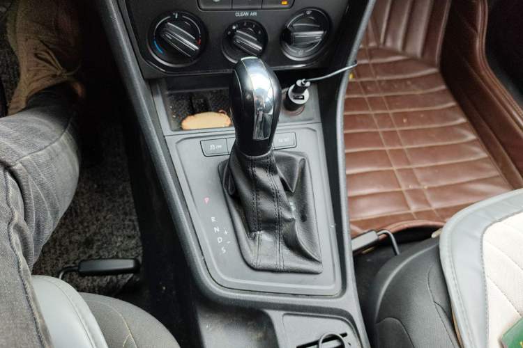 Used Volkswagen Lavida 2015 1.6L Automatic Fashion Edition Gear Lever