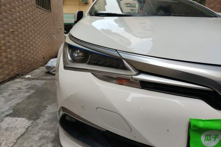 Used Toyota Corolla 2017 Revised Dual-Engine 1.8L E-CVT Elite Edition Right Front Headlight