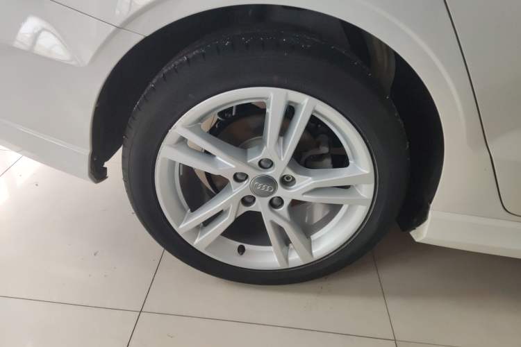 Used Audi A3 2020 Limousine 35 TFSI Fashion Edition China VI Emission Standard Right Rear Wheel Hub