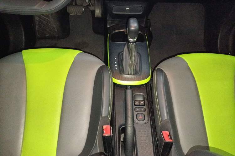 Used Roewe Clever 2021 302 km New Four-Seater Super-Efficient Version Gear Lever