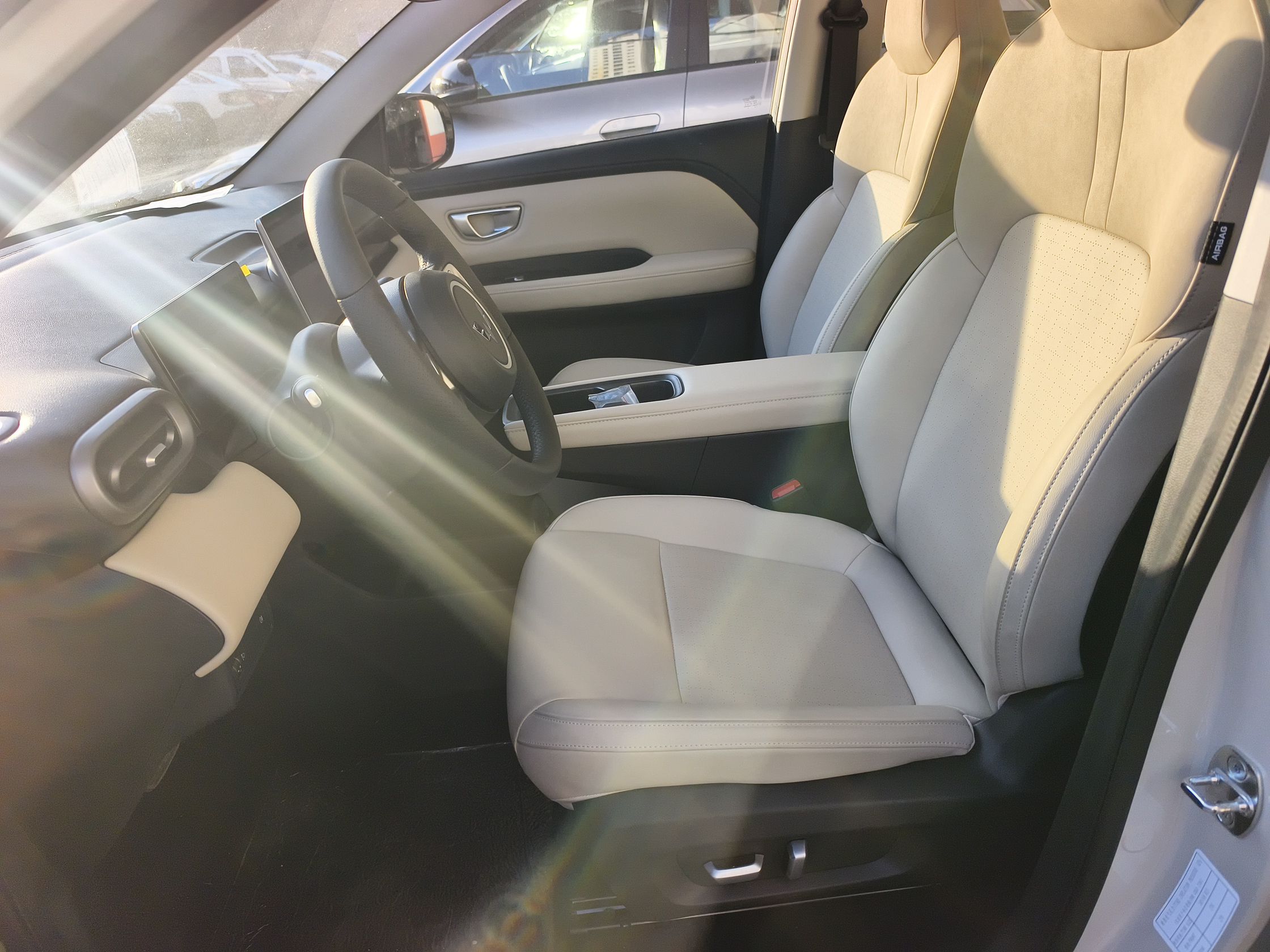 المقاعد الأمامية داخل السيارة