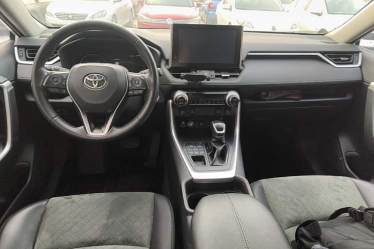 Ojetý Toyota RAV4 2022 2.0L CVT 4x4 Style Plus Edition