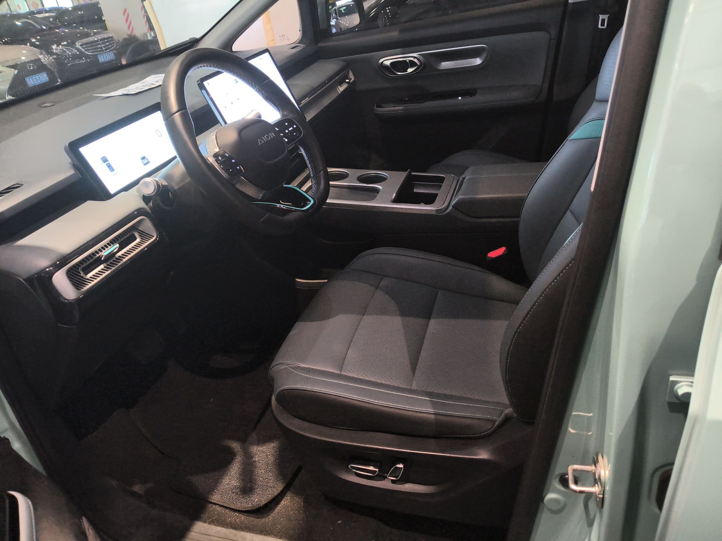 المقاعد الأمامية داخل السيارة