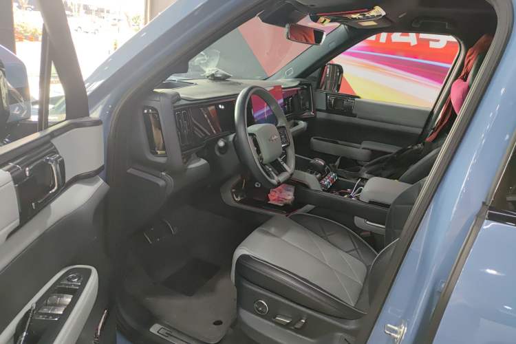 Used Formula Leopard Leopard 5 2023 Navigator Edition
