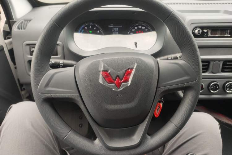 Used Wuling Yangguang 2024 230km Practical Enclosed-Window Version 60kW