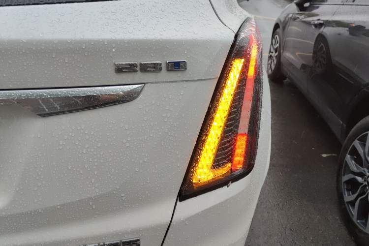 Used Cadillac XT5 2022 2.0T Four-Wheel Drive Luxury Version (Hummingbird Edition) Exterior 3