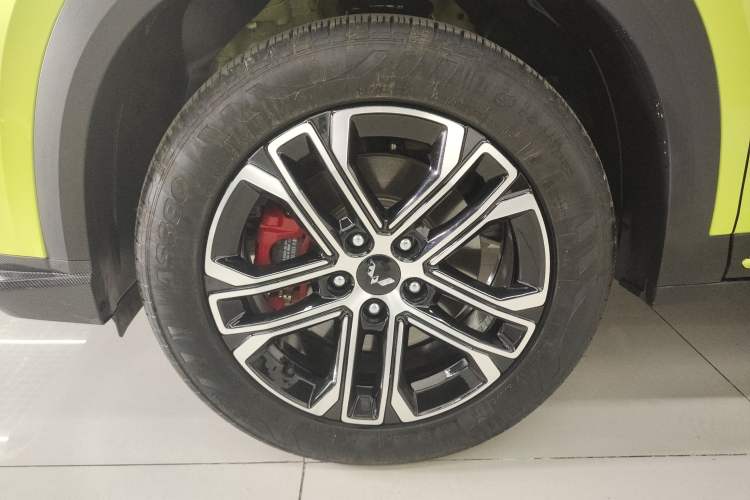 Used Wuling Alvez 2022 1.5T CVT Trendy & Cool Edition Left Front Wheel Hub