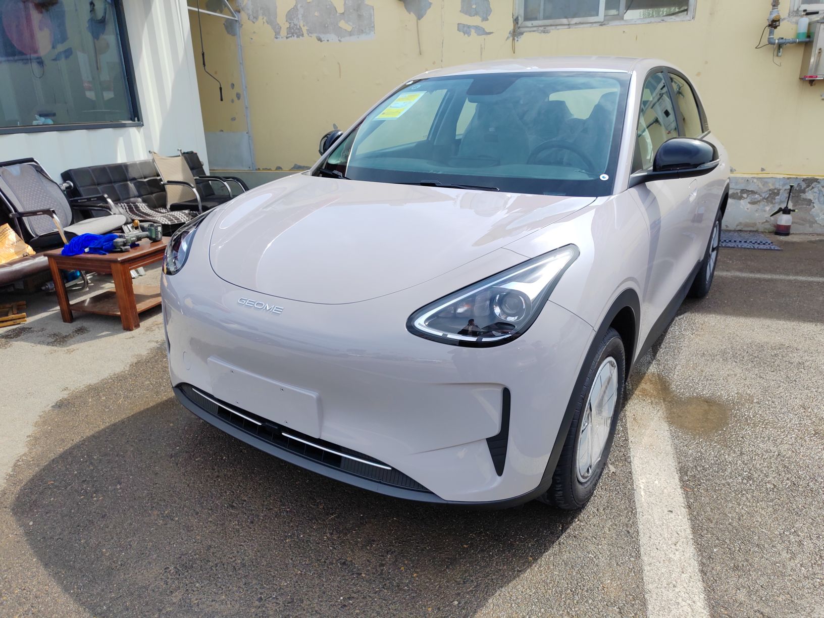 تحت مقدمة السيارة