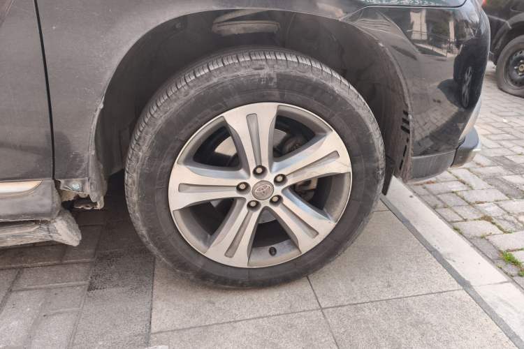 Used Toyota Highlander 2012 2.7L Two-Wheel Drive 7-Seater Luxury Edition Right Front Wheel Hub