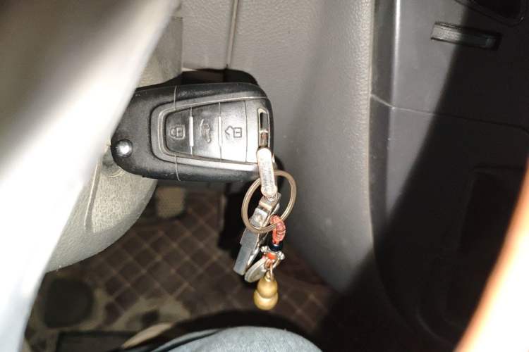 Used SAIC MAXUS Xintu V80 2017 2.5T 5-Speed Manual Aoyuntong National V Short Wheelbase Mid-Roof 5/6/10-Seater
