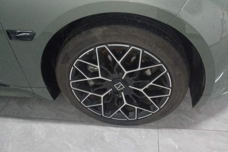 Used Zeekr 001 2024 WE Edition 95 kWh All-Wheel Drive Right Front Wheel Hub