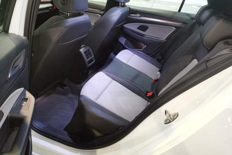 Used Volkswagen Golf 2025 300TSI R-Line
