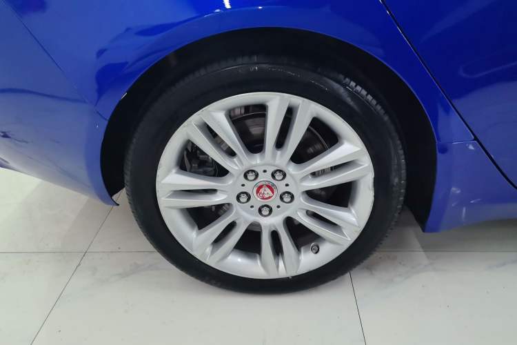 Used Jaguar XEL 2019 2.0T 200 PS Deluxe Edition Right Rear Wheel Hub
