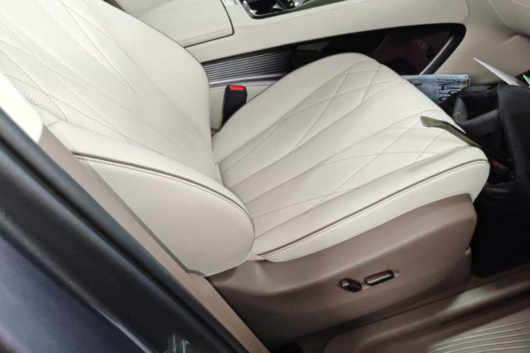 Used Denza D9 2022 DM-i 1040 Prestige Model