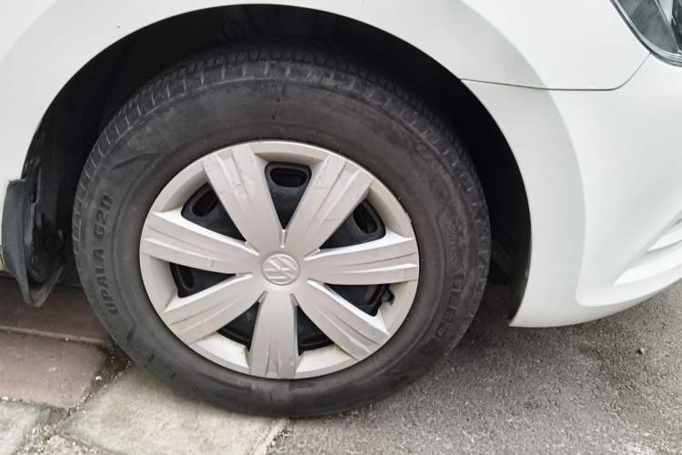 Used Volkswagen Jetta 2015 Zhuihui Edition 1.4L Manual Fashion Model Right Front Wheel Hub