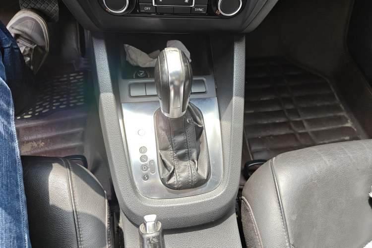 Used Volkswagen Sagitar 2012 1.4TSI Automatic Luxury Edition Gear Lever