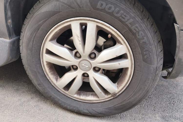 Used Hyundai Tucson 2009 2.0L Automatic Two-Wheel Drive with Sunroof Right Front Wheel Hub