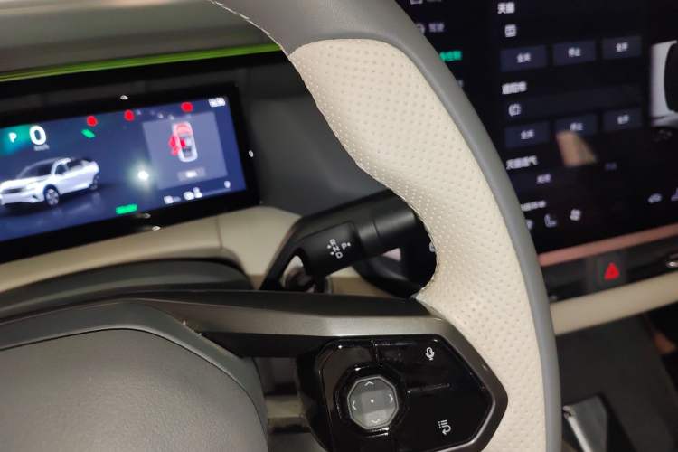 Used Lynk & Co 06 EM-P 2023 EM-P 126 Long-Range Halo Gear Lever