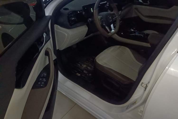 Used BYD Qin PLUS 2024 HONOR Edition DM-i 55KM Leading Model Driver Seat