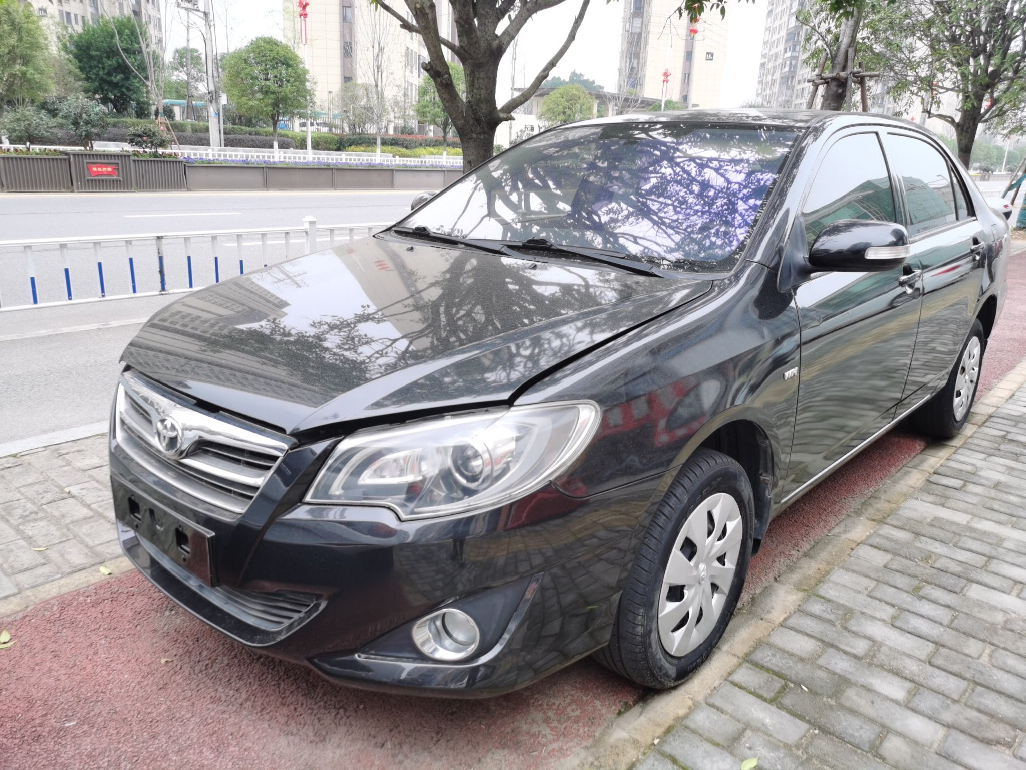 Под передней частью автомобиля