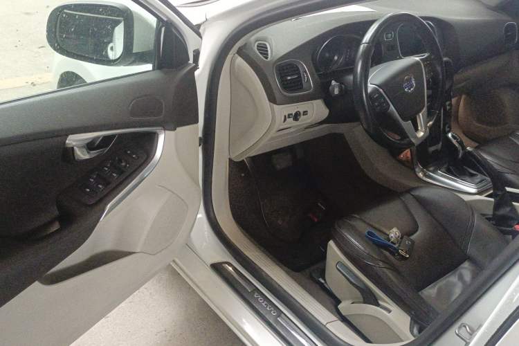 Used Volvo V40 2015 1.6T Zhiyi Edition
