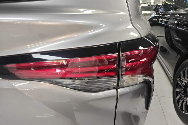 Used Toyota Sienna 2021 2.5L Hybrid Platinum Edition