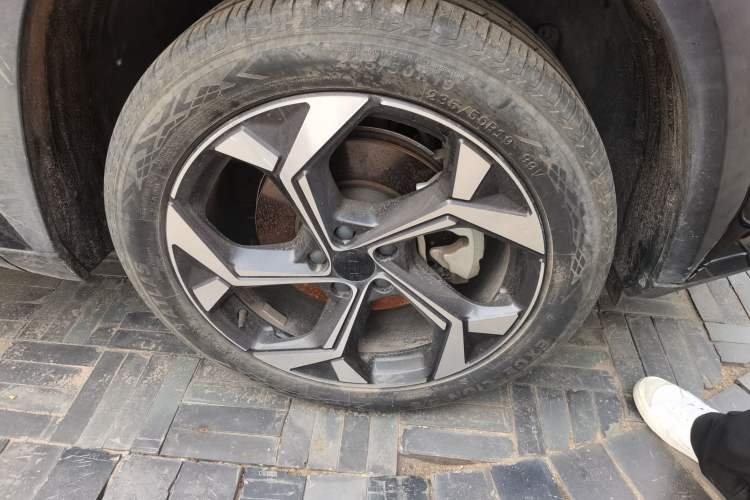 Used Geely Auto FX11 2023 1.5TD DCT Glory Edition Right Front Wheel Hub