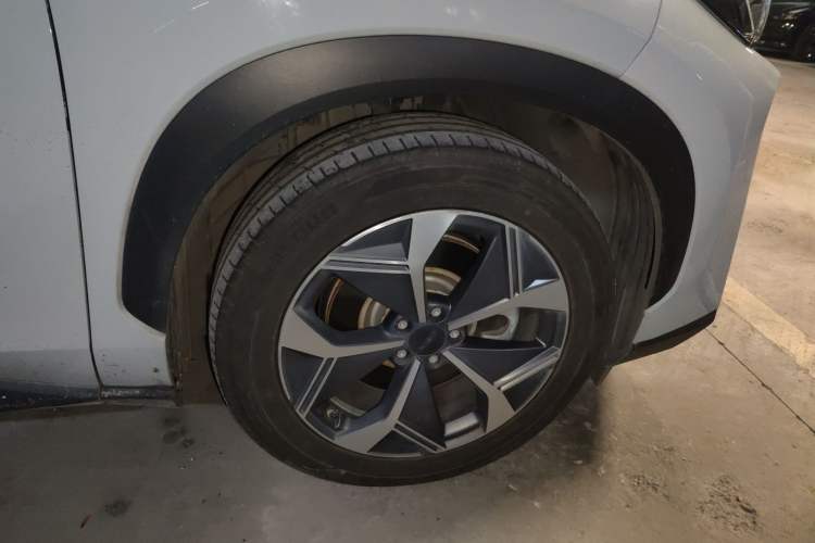 Used AION V 2023 Plus 70 Smart Tech Edition Lithium Iron Phosphate Right Front Wheel Hub