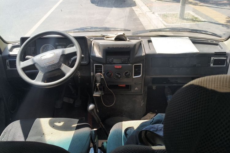 Used Iveco Daily 2020 2.5T A35 Passenger Van with Dual Tires Low Roof 5-9 Seats China V Emission Standard Center Console