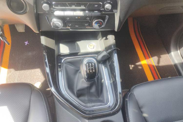 Used Dongfeng Fengon S560 2018 1.8L Manual Urban Model 5 Seats Gear Lever