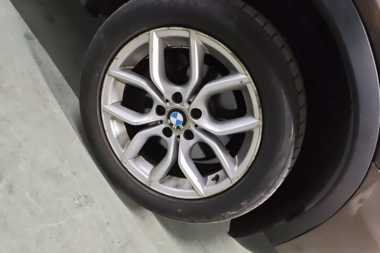 Used BMW X3  Right Front Wheel Hub