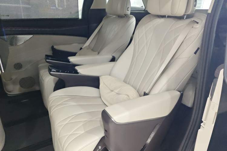 Used Denza D9 2025 DM-i Intelligent Drive 1020 Four-Wheel Drive Prestige Model