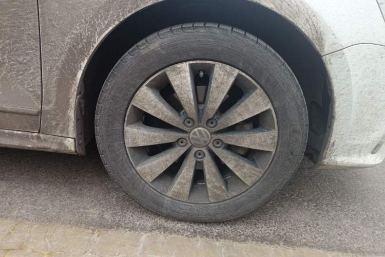 Used Volkswagen Sagitar 2018 1.6L Automatic Comfort Model Right Front Wheel Hub