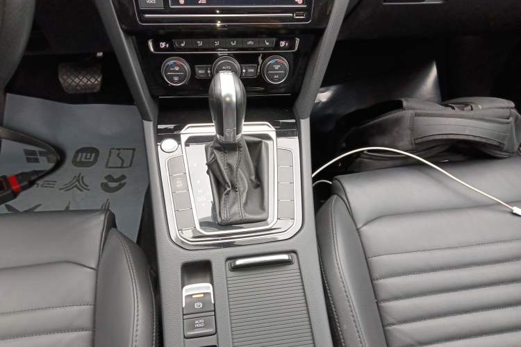 Used Volkswagen Magotan 2019 330TSI DSG Luxury Version China VI Standard Gear Lever