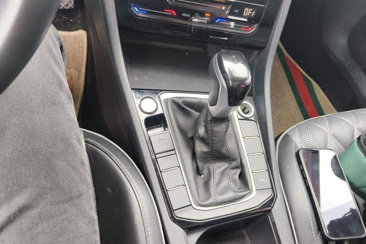 Used Volkswagen Sagitar 2023 200TSI DSG Excellence Edition Gear Lever