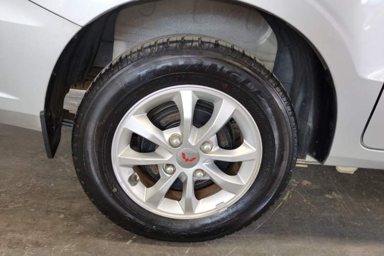 Used Wuling Hongguang V 2022 1.5L Enjoy Edition Electric-Powered LAR Right Rear Wheel Hub