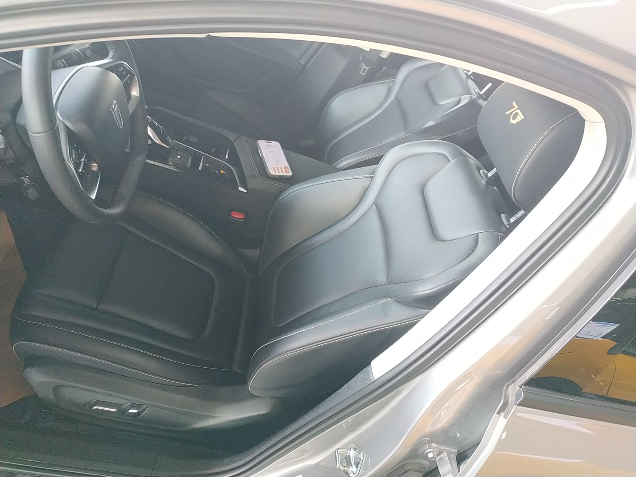 Переднее сиденье в автомобиле