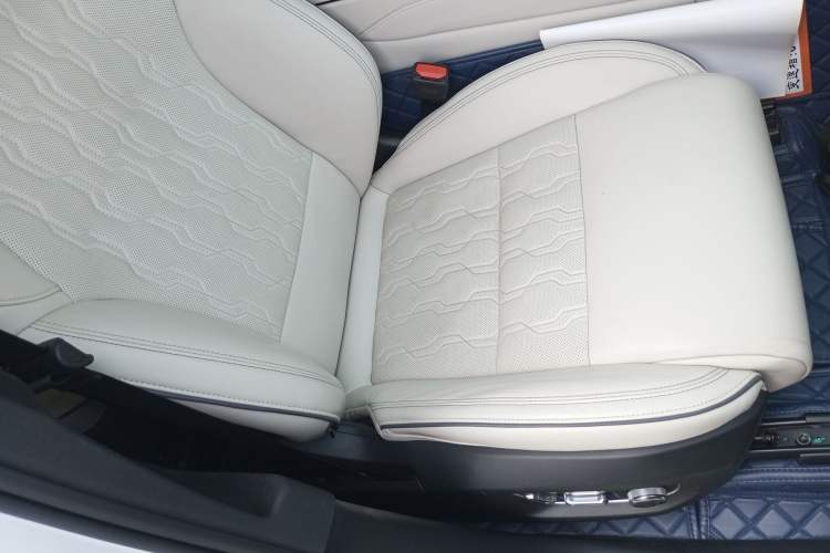 Used Lynk & Co 09 2021 2.0T Halo Six-Seater
