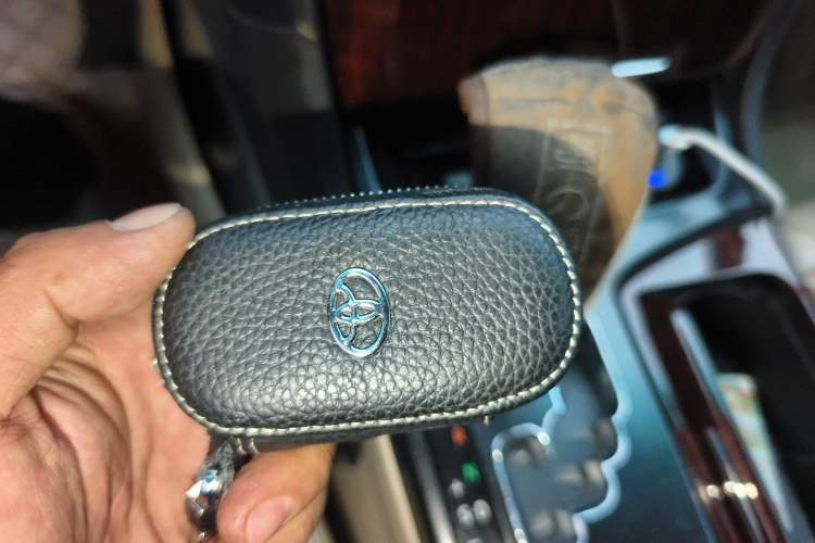 Used Toyota Crown 2011 2.5L Royal Special Edition with Leather and Sunroof
