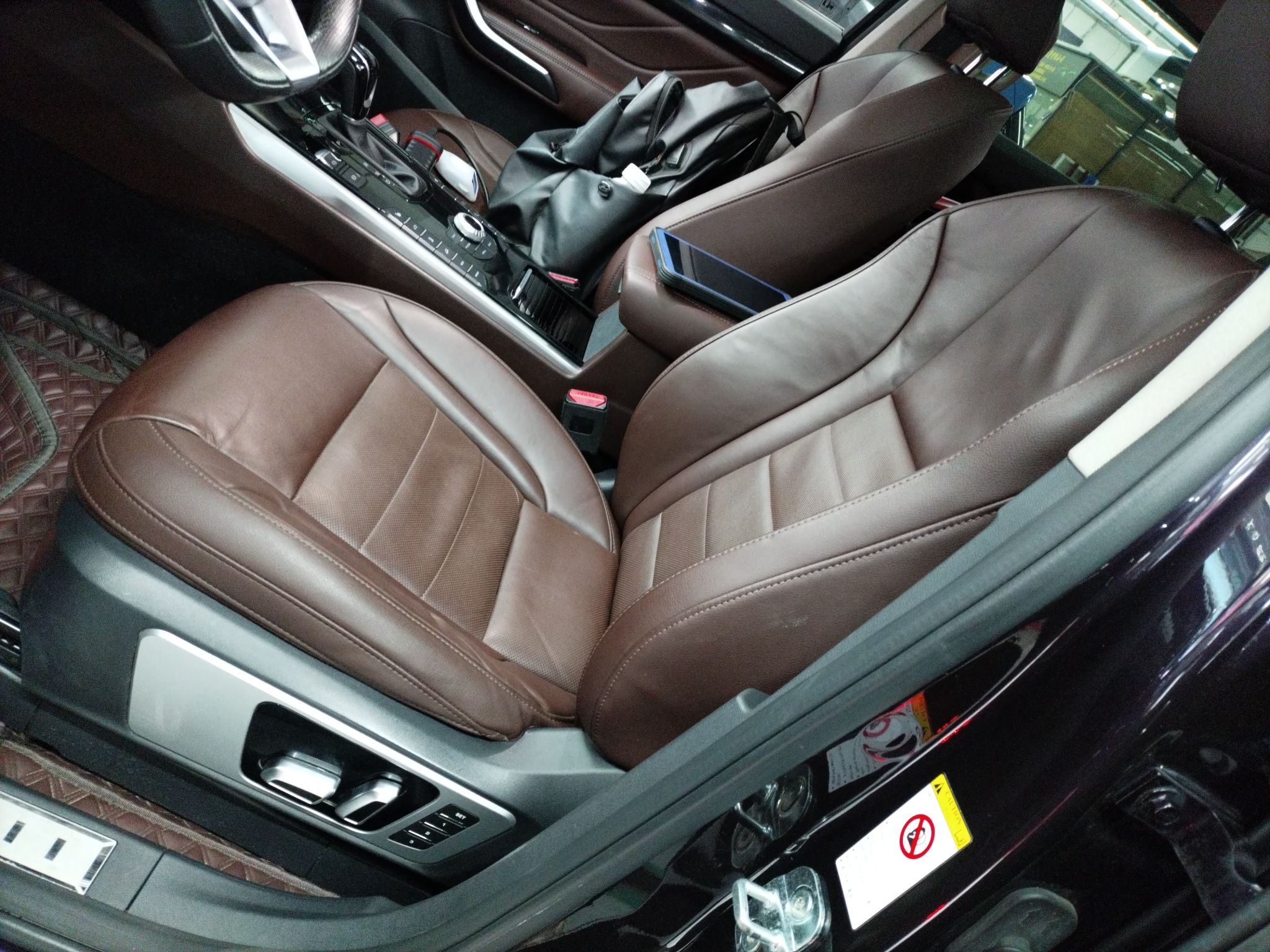 المقاعد الأمامية داخل السيارة