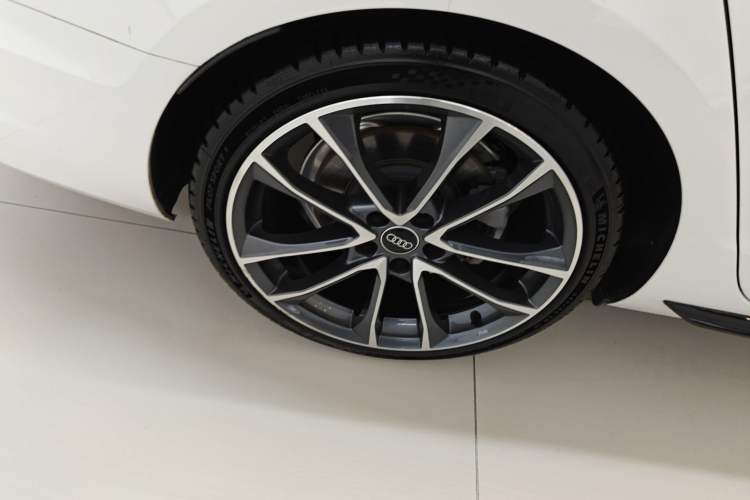 Used Audi A4L 2023 40 TFSI quattro Luxury Dynamic Edition Right Rear Wheel Hub